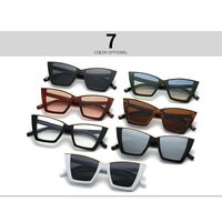 Пластиковые женские солнцезащитные очки с формой 