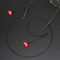 Black-colored metal non-slip chain, with pendant red lips, for glasses and masks GL626