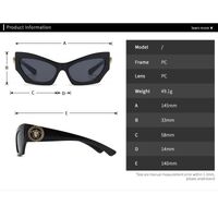 Пластиковые солнцезащитные очки в форме 