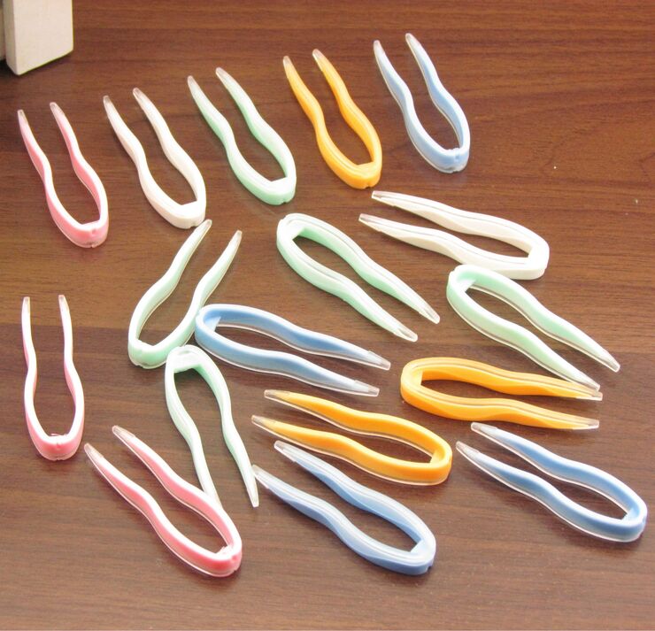 Tweezers with suction cup for working with contact lenses W00112