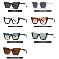 Пластиковые женские солнцезащитные очки с формой 