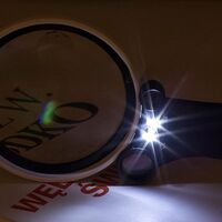 Лупа с универсальной подсветкой, увеличительное стекло с ручкой 600600CH-XX, диаметр 90 мм, увеличение: 2,5X, 4,5Х, 25X, 55X