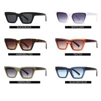 Пластиковые женские солнцезащитные очки в форме 