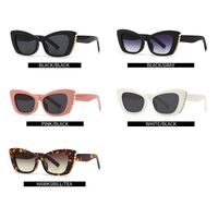 Пластиковые солнцезащитные очки с бриллиантами в форме 