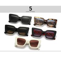 Пластиковые солнцезащитные очки в форме 